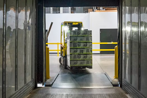 Carretillero cargando material en camión