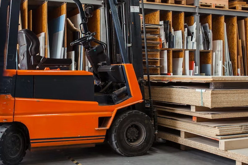 Carretilla elevadora cargando laminas de madera 