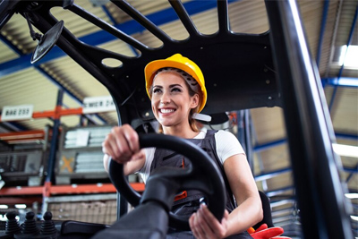 Alumna realizando prácticas del curso de carretillas elevadoras